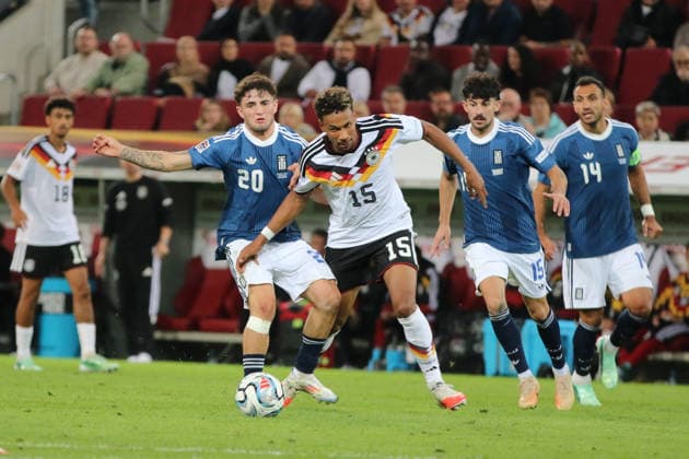 27.09.2026 Fußball Herren 2026 2027 UEFA Nations League 2. Spieltag Deutschland - Griechenland WWK Arena Augsburg Bambase Conte (Deutschland, 15, weiß) im Duell mit Christos Zafeiris (Griechenland, 20, blau). Augsburg Bayern Deutschland