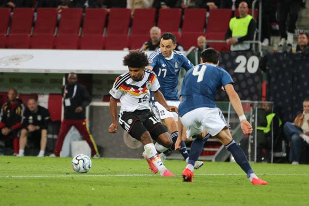 27.09.2026 Fußball Herren 2026 2027 UEFA Nations League 2. Spieltag Deutschland - Griechenland WWK Arena Augsburg Karim Adeyemi (Deutschland, 19, weiß) am Ball. Manolis Saliakas (Griechenland, 17, blau) versucht ihn aufzuhalten. Augsburg Bayern Deutschland