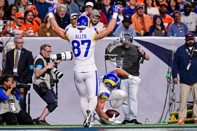 DENVER, CO - SEPTEMBER 27: Los Angeles Rams tight end Tyler Higbee (89) stands up after a touchdown catch in the first quarter during a game between the Los Angeles Rams and the Denver Broncos at Empower Field at Mile High on September 27, 2026 in Denver, Colorado. (Photo by Dustin Bradford Icon Sportswire) NFL, American Football Herren, USA SEP 27 Rams at Broncos EDITORIAL USE ONLY Icon132260927010
