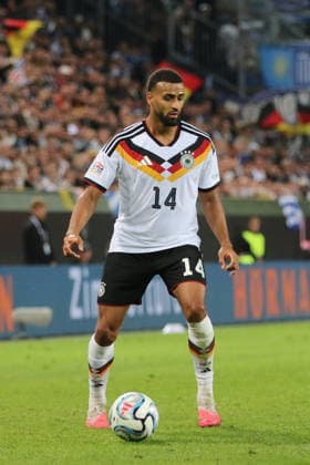 27.09.2026 Fußball Herren 2026 2027 UEFA Nations League 2. Spieltag Deutschland - Griechenland WWK Arena Augsburg Josha Vagnoman (Deutschland, 14, weiß) am Ball. Augsburg Bayern Deutschland