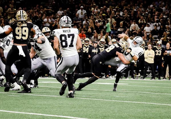 NEW ORLEANS, LA - SEPTEMBER 27: Danny Stutsman 28 of the New Orleans Saints hits Kirk Cousins 8 of the Las Vegas Raiders as he throws a pass during the first half of an NFL, American Football Herren, USA game on September 27. 2026, at Caesars Superdome in New Orleans, Louisiana. (Photo by Derick Hingle Icon Sportswire) NFL: SEP 27 Raiders at Saints EDITORIAL USE ONLY Icon12626927020