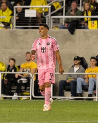 COLUMBUS, OH - SEPTEMBER 27: Inter Miami CF Forward Luis Suarez (9) is seen smiling on the field in the first half during the MLS, Fussball Herren, USA match between Columbus Crew and Inter Miami on September 27th, 2026 at ScottsMiracle-Gro Field in Columbus, OH (Photo by Michael Brown Icon Sportswire) SOCCER: SEP 27 MLS Columbus Crew vs Inter Miami CF EDITORIAL USE ONLY Icon27026092706