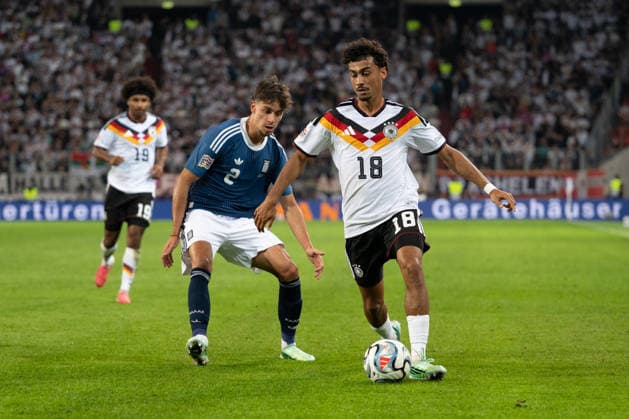 GER, Bayern, Augsburg, Fussball, Deutschland - Griechenland, in der WWK Arena, Augsburg, UEFA Nations League, 2. Spieltag, Gruppenphase 27.09.26, v.l. Giorgos Vagiannidis (Griechenland, 2), Nathaniel Brown (Deutschland, 18), im Angriff, Zweikampf DFL DFB regulations prohibit any use of photographs as image sequences and or quasi-video, Copyright: HMB-Media MichaelxNibel