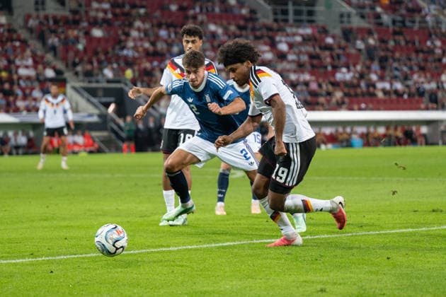 GER, Bayern, Augsburg, Fussball, Deutschland - Griechenland, in der WWK Arena, Augsburg, UEFA Nations League, 2. Spieltag, Gruppenphase 27.09.26, v.l. Yann Aurel Bisseck (Deutschland, 2), Karim Adeyemi (Deutschland, 19), im Angriff, Zweikampf DFL DFB regulations prohibit any use of photographs as image sequences and or quasi-video, Copyright: HMB-Media MichaelxNibel
