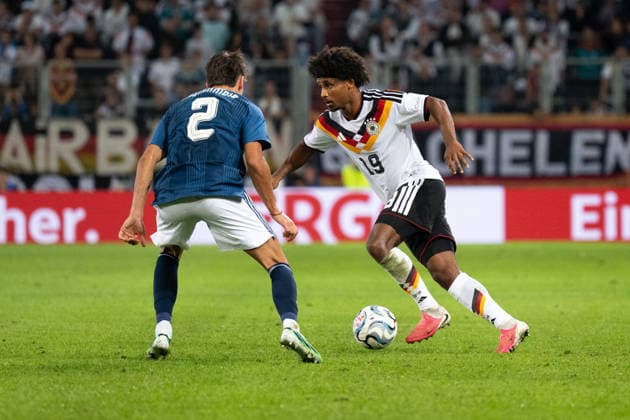 GER, Bayern, Augsburg, Fussball, Deutschland - Griechenland, in der WWK Arena, Augsburg, UEFA Nations League, 2. Spieltag, Gruppenphase 27.09.26, v.l. Giorgos Vagiannidis (Griechenland, 2), Karim Adeyemi (Deutschland, 19), im Zweikampf DFL DFB regulations prohibit any use of photographs as image sequences and or quasi-video, Copyright: HMB-Media MichaelxNibel