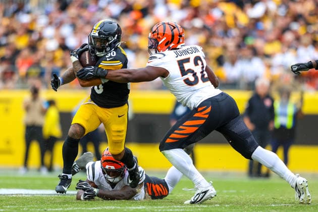 September 27, 2026, Pittsburgh, Pennsylvania, USA: Pittsburgh Steelers running back JAYLEN WARREN (30) attempts to break a tackle attempt by Cincinnati Bengals defensive end CEDRIC JOHNSON (52) during the NFL, American Football Herren, USA football game between the Pittsburgh Steelers and the Cincinnati Bengals in Pittsburgh, Pennsylvania. NFL 2026: Bengals 27: 30 Steelers  - ZUMAg257 20260927_zsp_g257_046 Copyright: xBrentxGudenschwagerx