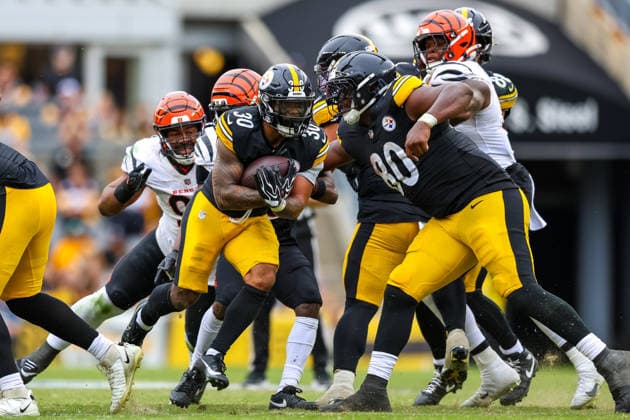 September 27, 2026, Pittsburgh, Pennsylvania, USA: Pittsburgh Steelers running back JAYLEN WARREN (30) breaks through a hole in the defense during the NFL, American Football Herren, USA football game between the Pittsburgh Steelers and the Cincinnati Bengals in Pittsburgh, Pennsylvania. NFL 2026: Bengals 27: 30 Steelers  - ZUMAg257 20260927_zsp_g257_058 Copyright: xBrentxGudenschwagerx