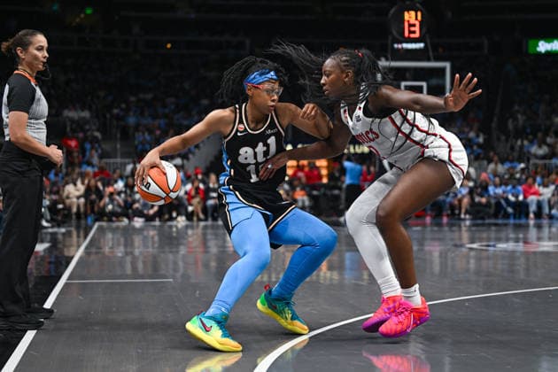 ATLANTA, GA - SEPTEMBER 27: Atlanta guard Allisha Gray (15) looks to drive against Washington forward Michaela Onyenwere (12) during the WNBA, Basketball Damen, USA first round playoff game between the Washington Mystics and the Atlanta Dream on September 27th, 2026 at State Farm Arena in Atlanta, GA. (Photo by Rich von Biberstein Icon Sportswire) WNBA: SEP 27 Playoffs Washington Mystics at Atlanta Dream EDITORIAL USE ONLY Icon260927043