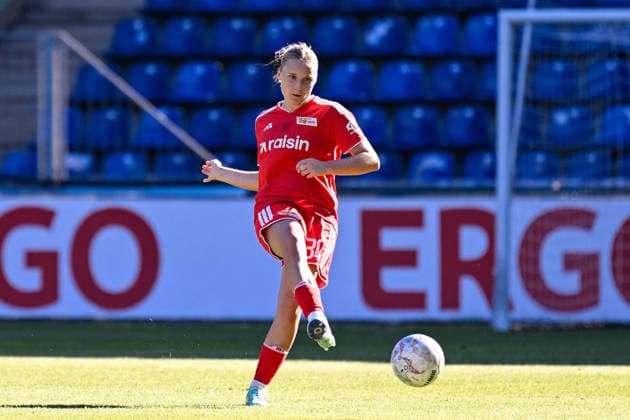 Fußball I Frauen I Saison 2026-2027 I DFB-Pokal I 1. FC Magdeburg - 1. FC Union Berlin I 27.09.2026 Jella Veit (30, 1. FC Union Berlin) spielt den Ball Freisteller, Nahaufnahme, Porträt, Portrait, Einzelfoto, Einzelbild, Körper Magdeburg Avnet Arena (Heinz-Krügel-Platz 1) Sachsen-Anhalt Deutschland Copyright: xLobeca InesxHähnelx