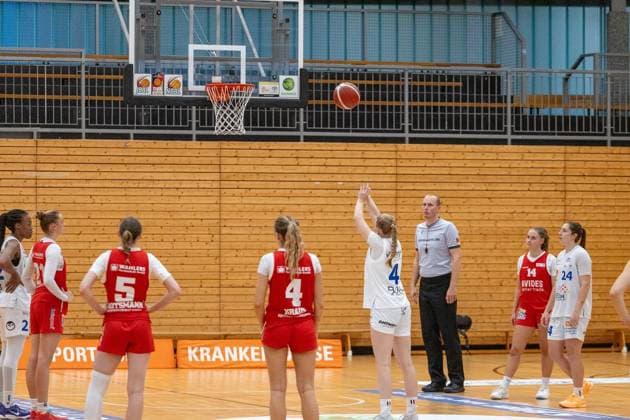 2. Damen Basketball Bundesliga (Nord): Astro Ladies Bochum - Hurricanes Rotenburg ** NUR FÜR REDAKTIONELLE ZWECKE ** EDITORIAL USE ONLY **<p>Am Sonntag, den 27. September 2026 starteten die VfL VIACTIV Astro Ladies Bochum (weiß) in der Rundsporthalle in die neue 2. Damen Basketball Bundesliga (Nord) mit einem Heimsieg gegen die Hurricanes Rotenburg (rot). Im Bild: Laura Knaup (Nr. 4, Astro Ladies Bochum). Deutschland NRW Bochum Copyright: MichaelxSchwalm