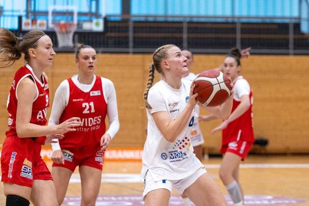 2. Damen Basketball Bundesliga (Nord): Astro Ladies Bochum - Hurricanes Rotenburg ** NUR FÜR REDAKTIONELLE ZWECKE ** EDITORIAL USE ONLY **<p>Am Sonntag, den 27. September 2026 starteten die VfL VIACTIV Astro Ladies Bochum (weiß) in der Rundsporthalle in die neue 2. Damen Basketball Bundesliga (Nord) mit einem Heimsieg gegen die Hurricanes Rotenburg (rot). Im Bild: Laura Knaup (Nr. 4, Astro Ladies Bochum). Deutschland NRW Bochum Copyright: MichaelxSchwalm