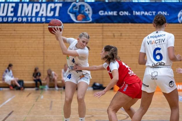 2. Damen Basketball Bundesliga (Nord): Astro Ladies Bochum - Hurricanes Rotenburg ** NUR FÜR REDAKTIONELLE ZWECKE ** EDITORIAL USE ONLY **<p>Am Sonntag, den 27. September 2026 starteten die VfL VIACTIV Astro Ladies Bochum (weiß) in der Rundsporthalle in die neue 2. Damen Basketball Bundesliga (Nord) mit einem Heimsieg gegen die Hurricanes Rotenburg (rot). Im Bild: Laura Knaup (Nr. 4, Astro Ladies Bochum, li.) und Emma Morsbach (Nr. 6, Astro Ladies Bochum, re.). Deutschland NRW Bochum Copyright: MichaelxSchwalm