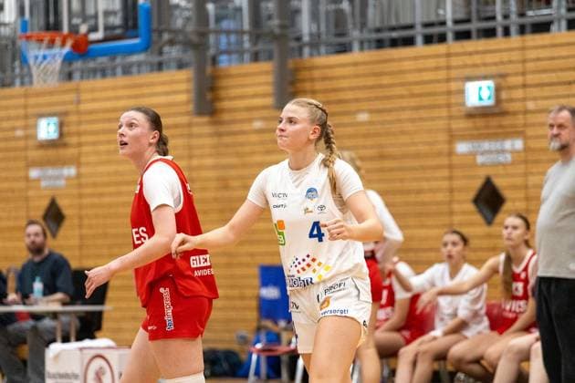 2. Damen Basketball Bundesliga (Nord): Astro Ladies Bochum - Hurricanes Rotenburg ** NUR FÜR REDAKTIONELLE ZWECKE ** EDITORIAL USE ONLY **<p>Am Sonntag, den 27. September 2026 starteten die VfL VIACTIV Astro Ladies Bochum (weiß) in der Rundsporthalle in die neue 2. Damen Basketball Bundesliga (Nord) mit einem Heimsieg gegen die Hurricanes Rotenburg (rot). Im Bild: Laura Knaup (Nr. 4, Astro Ladies Bochum). Deutschland NRW Bochum Copyright: MichaelxSchwalm