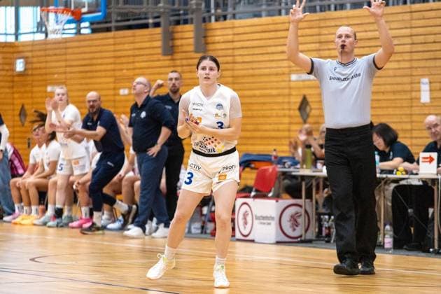 2. Damen Basketball Bundesliga (Nord): Astro Ladies Bochum - Hurricanes Rotenburg ** NUR FÜR REDAKTIONELLE ZWECKE ** EDITORIAL USE ONLY **<p>Am Sonntag, den 27. September 2026 starteten die VfL VIACTIV Astro Ladies Bochum (weiß) in der Rundsporthalle in die neue 2. Damen Basketball Bundesliga (Nord) mit einem Heimsieg gegen die Hurricanes Rotenburg (rot). Im Bild: Delia Moore (Nr. 3, Astro Ladies Bochum). Deutschland NRW Bochum Copyright: MichaelxSchwalm