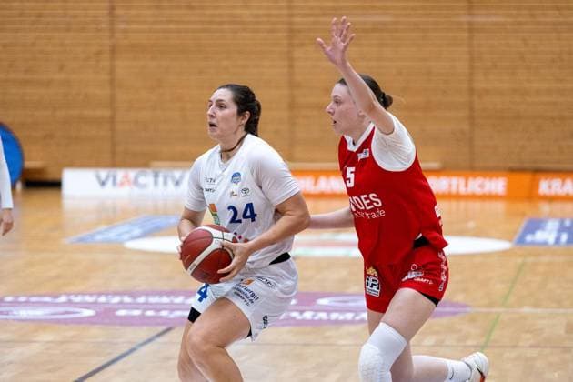 2. Damen Basketball Bundesliga (Nord): Astro Ladies Bochum - Hurricanes Rotenburg ** NUR FÜR REDAKTIONELLE ZWECKE ** EDITORIAL USE ONLY **<p>Am Sonntag, den 27. September 2026 starteten die VfL VIACTIV Astro Ladies Bochum (weiß) in der Rundsporthalle in die neue 2. Damen Basketball Bundesliga (Nord) mit einem Heimsieg gegen die Hurricanes Rotenburg (rot). Im Bild: Lisa Kullik (Nr. 24, Astro Ladies Bochum, li.) und Nele Gleitsmann (Nr. 5, Hurricanes Rotenburg, re.). Deutschland NRW Bochum Copyright: MichaelxSchwalm