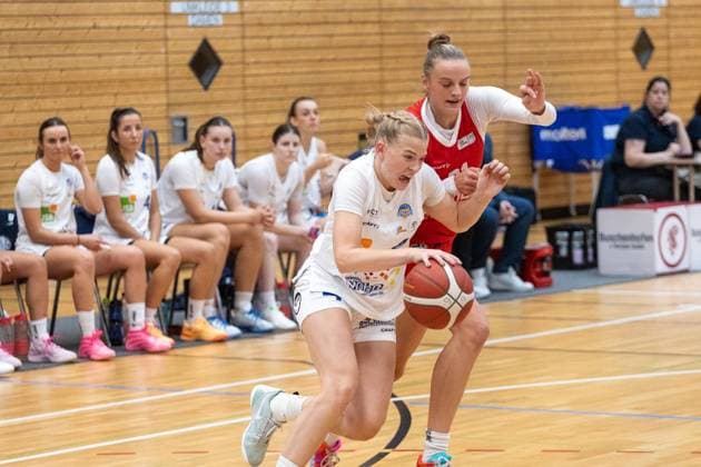 2. Damen Basketball Bundesliga (Nord): Astro Ladies Bochum - Hurricanes Rotenburg ** NUR FÜR REDAKTIONELLE ZWECKE ** EDITORIAL USE ONLY **<p>Am Sonntag, den 27. September 2026 starteten die VfL VIACTIV Astro Ladies Bochum (weiß) in der Rundsporthalle in die neue 2. Damen Basketball Bundesliga (Nord) mit einem Heimsieg gegen die Hurricanes Rotenburg (rot). Im Bild: Laura Knaup (Nr. 4, Astro Ladies Bochum, vorne). Deutschland NRW Bochum Copyright: MichaelxSchwalm