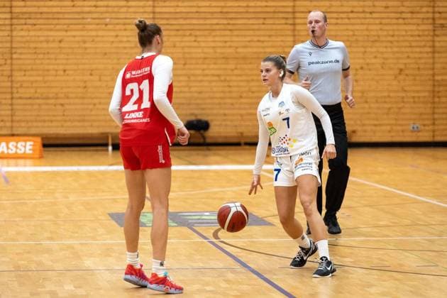 2. Damen Basketball Bundesliga (Nord): Astro Ladies Bochum - Hurricanes Rotenburg ** NUR FÜR REDAKTIONELLE ZWECKE ** EDITORIAL USE ONLY **<p>Am Sonntag, den 27. September 2026 starteten die VfL VIACTIV Astro Ladies Bochum (weiß) in der Rundsporthalle in die neue 2. Damen Basketball Bundesliga (Nord) mit einem Heimsieg gegen die Hurricanes Rotenburg (rot). Im Bild: Luise Linke (Nr. 21,Hurricanes Rotenburg, li.) und Marija Ilic (Nr. 7, Astro Ladies Bochum, re.). Deutschland NRW Bochum Copyright: MichaelxSchwalm