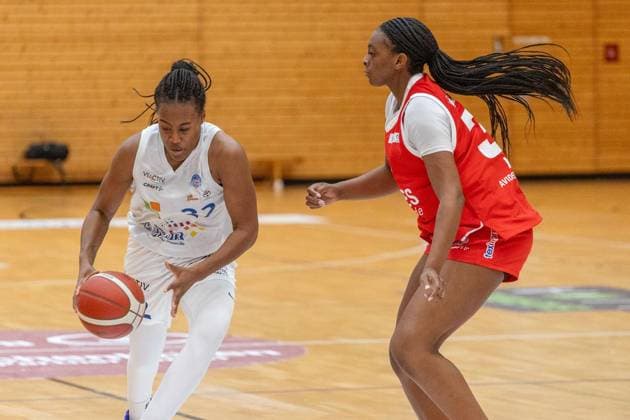 2. Damen Basketball Bundesliga (Nord): Astro Ladies Bochum - Hurricanes Rotenburg ** NUR FÜR REDAKTIONELLE ZWECKE ** EDITORIAL USE ONLY **<p>Am Sonntag, den 27. September 2026 starteten die VfL VIACTIV Astro Ladies Bochum (weiß) in der Rundsporthalle in die neue 2. Damen Basketball Bundesliga (Nord) mit einem Heimsieg gegen die Hurricanes Rotenburg (rot). Im Bild: Ceyenne Rowe (Nr. 22, Astro Ladies Bochum, li.) und Nabaweeyah McGill (Nr. 32, Hurricanes Rotenburg, re.). Deutschland NRW Bochum Copyright: MichaelxSchwalm
