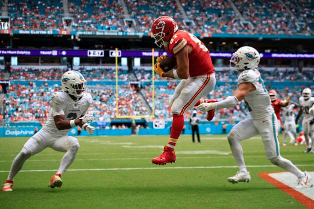 September 27, 2026, Miami Gardens, Florida, United States: Kansas City Chiefs tight end Travis Kelce (87) makes a reception in the end zone for a touchdown during an NFL, American Football Herren, USA game against the Miami Dolphins on Sunday, September 27, 2026 at the Hard Rock Stadium. The Chiefs beat the Dolphins 24-10 in the home opener. NFL 2026: Kansas City Chiefs 24 : 10 Miami Dolphins  - ZUMAh180 20260927_zsp_h180_035 Copyright: xKimxHukarix