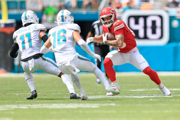 September 27, 2026, Miami Gardens, Florida, United States: Kansas City Chiefs tight end Noah Gray (83) makes a reception and runs with the ball while covered by Miami Dolphins safeties Michael Taaffe (16) and Dante Trader Jr. (11) during an NFL, American Football Herren, USA game on Sunday, September 27, 2026 at the Hard Rock Stadium. The Chiefs beat the Dolphins 24-10 in the home opener. NFL 2026: Kansas City Chiefs 24 : 10 Miami Dolphins  - ZUMAh180 20260927_zsp_h180_039 Copyright: xKimxHukarix