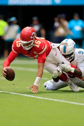 September 27, 2026, Miami Gardens, Florida, United States: Kansas City Chiefs quarterback Patrick Mahomes (15) is sacked by Miami Dolphins linebacker Josh Uche (9) during an NFL, American Football Herren, USA game on Sunday, September 27, 2026 at the Hard Rock Stadium. The Chiefs beat the Dolphins 24-10 in the home opener. Miami Gardens United States - ZUMAh180 20260927_zsp_h180_106 Copyright: xKimxHukarix
