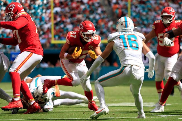September 27, 2026, Miami Gardens, Florida, United States: Kansas City Chiefs tight end Travis Kelce (87) makes a reception and turns to run with the ball during an NFL, American Football Herren, USA game against the Miami Dolphins on Sunday, September 27, 2026 at the Hard Rock Stadium. The Chiefs beat the Dolphins 24-10 in the home opener. NFL 2026: Kansas City Chiefs 24 : 10 Miami Dolphins  - ZUMAh180 20260927_zsp_h180_061 Copyright: xKimxHukarix