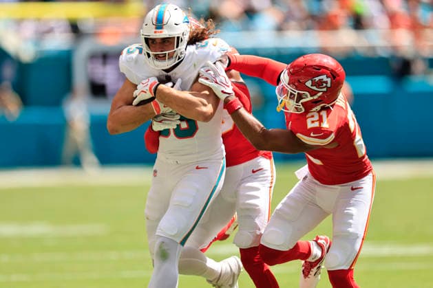 September 27, 2026, Miami Gardens, Florida, United States: Miami Dolphins tight end Greg Dulcich (85) makes a reception and runs with the ball while pursued by Kansas City Chiefs cornerback L jarius Sneed (38) and safety Jaden Hicks (21) during an NFL, American Football Herren, USA game on Sunday, September 27, 2026 at the Hard Rock Stadium. The Chiefs beat the Dolphins 24-10 in the home opener. NFL 2026: Kansas City Chiefs 24 : 10 Miami Dolphins  - ZUMAh180 20260927_zsp_h180_064 Copyright: xKimxHukarix