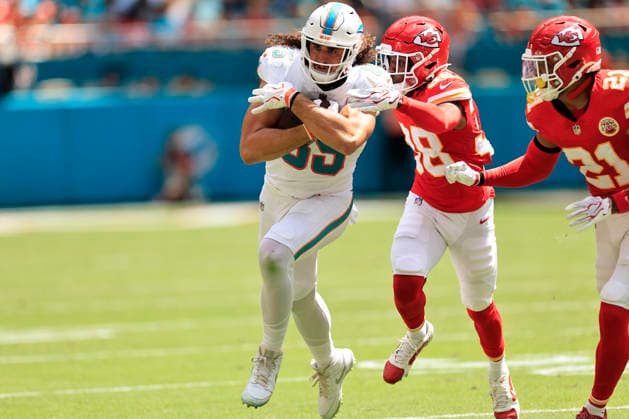 September 27, 2026, Miami Gardens, Florida, United States: Miami Dolphins tight end Greg Dulcich (85) makes a reception and runs with the ball while pursued by Kansas City Chiefs cornerback L jarius Sneed (38) during an NFL, American Football Herren, USA game on Sunday, September 27, 2026 at the Hard Rock Stadium. The Chiefs beat the Dolphins 24-10 in the home opener. NFL 2026: Kansas City Chiefs 24 : 10 Miami Dolphins  - ZUMAh180 20260927_zsp_h180_085 Copyright: xKimxHukarix