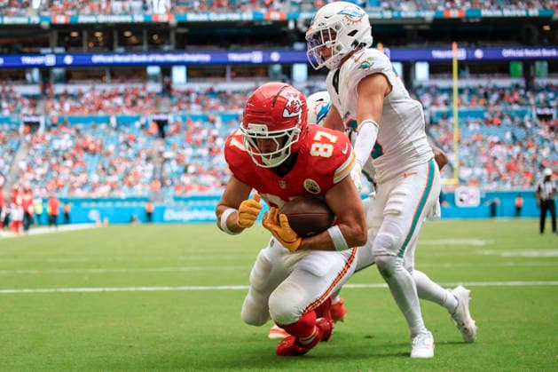 September 27, 2026, Miami Gardens, Florida, United States: Kansas City Chiefs tight end Travis Kelce (87) makes a reception in the end zone for a touchdown during an NFL, American Football Herren, USA game against the Miami Dolphins on Sunday, September 27, 2026 at the Hard Rock Stadium. The Chiefs beat the Dolphins 24-10 in the home opener. NFL 2026: Kansas City Chiefs 24 : 10 Miami Dolphins  - ZUMAh180 20260927_zsp_h180_104 Copyright: xKimxHukarix