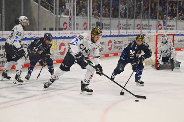 vorn v.l.: Mark Rassell (Ravensburg), Tomas Andres (92, Dresden), Dresdner Eislöwen gegen Ravensburg Towerstars, Eishockey, Dresden, Eisloewen, DEL2, DEL 2, 2. Liga, Saison 2026 2027, Eishalle JOYNEXT Arena im Ostragehege, 27.09.2026,