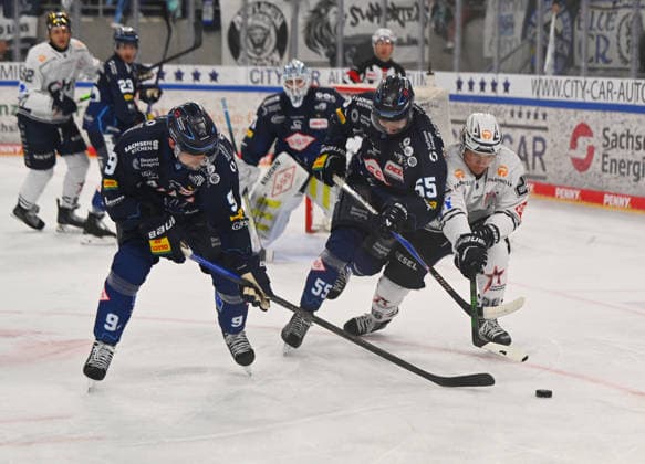 v.l.: Drew LeBlanc (9, Dresden), Gregory Kreutzer (55, Dresden), Odeen Peter Tufto (Ravensburg), Dresdner Eislöwen gegen Ravensburg Towerstars, Eishockey, Dresden, Eisloewen, DEL2, DEL 2, 2. Liga, Saison 2026 2027, Eishalle JOYNEXT Arena im Ostragehege, 27.09.2026,