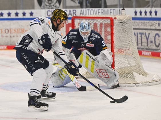 v.l.: Mark Rassell (Ravensburg), Goalie Marvin Berbner (31, Dresden), Dresdner Eislöwen gegen Ravensburg Towerstars, Eishockey, Dresden, Eisloewen, DEL2, DEL 2, 2. Liga, Saison 2026 2027, Eishalle JOYNEXT Arena im Ostragehege, 27.09.2026,