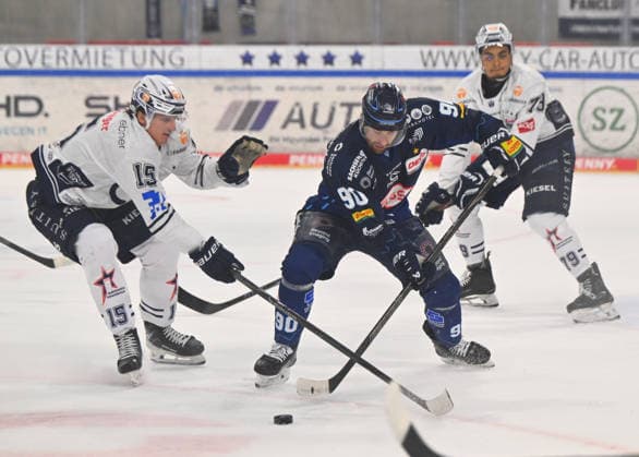 v.l.: Anselm Gerg (Ravensburg), Tylor Spink (Dresden), Dresdner Eislöwen gegen Ravensburg Towerstars, Eishockey, Dresden, Eisloewen, DEL2, DEL 2, 2. Liga, Saison 2026 2027, Eishalle JOYNEXT Arena im Ostragehege, 27.09.2026,
