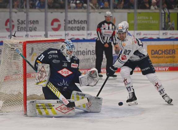 v.l.: Goalie Marvin Berbner (31, Dresden) rettet gegen Thomas Reichel (Ravensburg), Dresdner Eislöwen gegen Ravensburg Towerstars, Eishockey, Dresden, Eisloewen, DEL2, DEL 2, 2. Liga, Saison 2026 2027, Eishalle JOYNEXT Arena im Ostragehege, 27.09.2026,