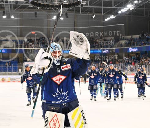 Schlussjubel der Eislöwen, vorn: Goalie Marvin Berbner (31, Dresden), Dresdner Eislöwen gegen Ravensburg Towerstars, Eishockey, Dresden, Eisloewen, DEL2, DEL 2, 2. Liga, Saison 2026 2027, Eishalle JOYNEXT Arena im Ostragehege, 27.09.2026,