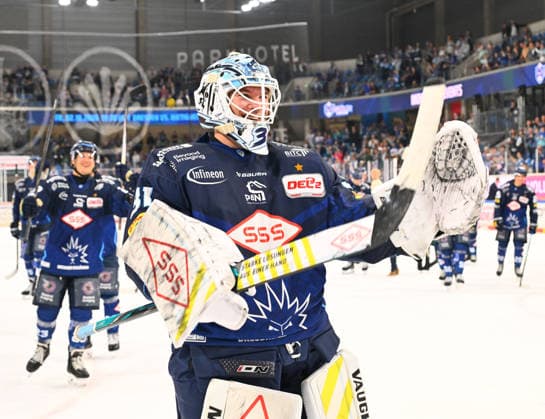 Schlussjubel der Eislöwen, vorn: Goalie Marvin Berbner (31, Dresden), Dresdner Eislöwen gegen Ravensburg Towerstars, Eishockey, Dresden, Eisloewen, DEL2, DEL 2, 2. Liga, Saison 2026 2027, Eishalle JOYNEXT Arena im Ostragehege, 27.09.2026,