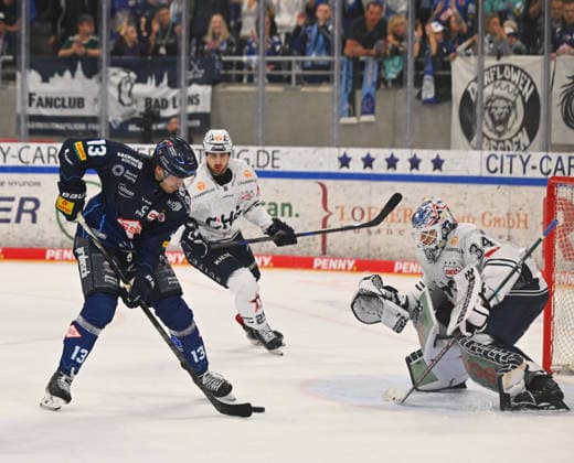 Adam Helewka (13, Dresden) vor Goalie Konrad Fiedler (Ravensburg), Dresdner Eislöwen gegen Ravensburg Towerstars, Eishockey, Dresden, Eisloewen, DEL2, DEL 2, 2. Liga, Saison 2026 2027, Eishalle JOYNEXT Arena im Ostragehege, 27.09.2026,