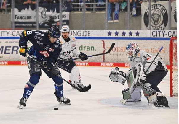 Adam Helewka (13, Dresden) vor Goalie Konrad Fiedler (Ravensburg), Dresdner Eislöwen gegen Ravensburg Towerstars, Eishockey, Dresden, Eisloewen, DEL2, DEL 2, 2. Liga, Saison 2026 2027, Eishalle JOYNEXT Arena im Ostragehege, 27.09.2026,