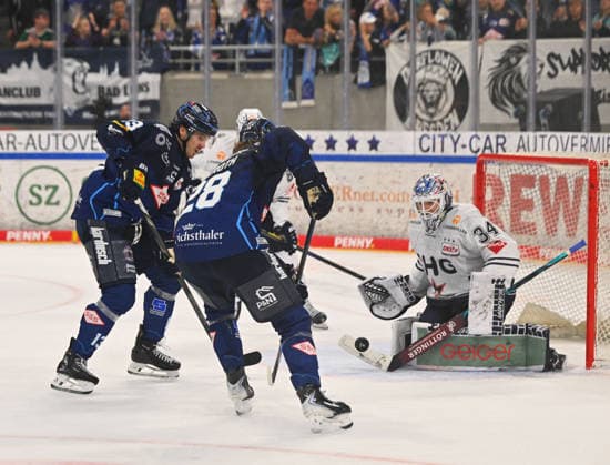 v.l.: Adam Helewka (13, Dresden) und Alec Ahlroth (28, Dresden) vor Goalie Konrad Fiedler (Ravensburg), Dresdner Eislöwen gegen Ravensburg Towerstars, Eishockey, Dresden, Eisloewen, DEL2, DEL 2, 2. Liga, Saison 2026 2027, Eishalle JOYNEXT Arena im Ostragehege, 27.09.2026,