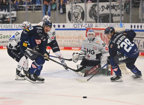 v.l.: Adam Helewka (13, Dresden), Goalie Konrad Fiedler (Ravensburg), Alec Ahlroth (28, Dresden), Dresdner Eislöwen gegen Ravensburg Towerstars, Eishockey, Dresden, Eisloewen, DEL2, DEL 2, 2. Liga, Saison 2026 2027, Eishalle JOYNEXT Arena im Ostragehege, 27.09.2026,