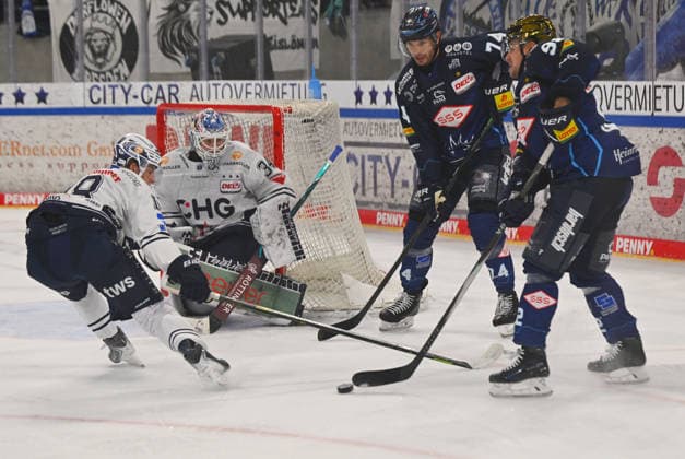 von rechts: Tomas Andres (92, Dresden), Tomas Sykora (74, Dresden), Goalie Konrad Fiedler, Maximilian Merkl (beide Ravensburg), Dresdner Eislöwen gegen Ravensburg Towerstars, Eishockey, Dresden, Eisloewen, DEL2, DEL 2, 2. Liga, Saison 2026 2027, Eishalle JOYNEXT Arena im Ostragehege, 27.09.2026,