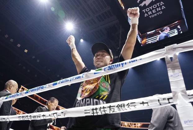 Boxing: Inoue vs. Nasukawa Takuma Inoue of Japan raises his fists after beating former kickboxer and challenger Tenshin Nasukawa by unanimous decision in a WBC bantamweight world title match at Toyota Arena Tokyo on Sept. 27, 2026.  A14AA0005629058P