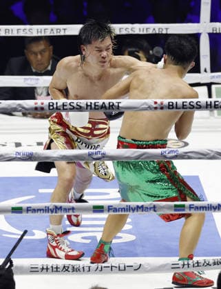 Boxing: Inoue vs. Nasukawa Former kickboxer Tenshin Nasukawa of Japan knocks down compatriot Takuma Inoue (R) in the seventh round of their WBC bantamweight world title match at Toyota Arena Tokyo on Sept. 27, 2026. Inoue defended his title by unanimous decision.  A14AA0005629075P