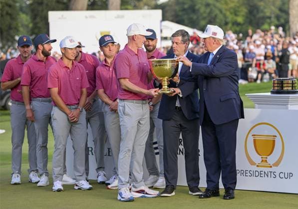Golf: Presidents Cup The victor s trophy is presented by U.S. President Donald Trump (far R) to the U.S. team after it claims its 11th consecutive Presidents Cup title, at Medinah Country Club in Medinah, Illinois, on Sept. 27, 2026.  A14AA0005629082P