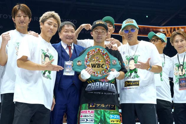Boxing: Inoue vs. Nasukawa Takuma Inoue (C) of Japan poses for a photo after defending his title by unanimous decision in a WBC bantamweight world title match against compatriot ex-kickboxer Tenshin Nasukawa at Toyota Arena Tokyo on Sept. 27, 2026.  A14AA0005629083P