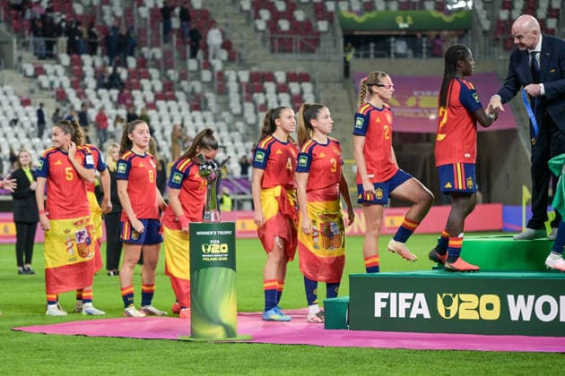Spain v DPR Korea - FIFA U-20 Women s World Cup Final Spanish players receive the gold medal during the celebration after the match between Spain and DRP Korea in the final at Stadion Miejski in Lodz, Poland, on September 27, 2026. Lodz Poland  Copyright: xAndreaxxAmatox originalFilename:amato-fifau20w260927_npSYG.jpg
