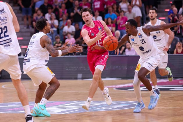 V.l. DeLonnie Hunt (MBC), Grayson Murphy (Bonn), Kris Clyburn (MBC), Bonn, Deutschland, 27.09.2026, Basketball Bundesliga, 3. Spieltag, Telekom Baskets Bonn vs Syntainics MBC.
