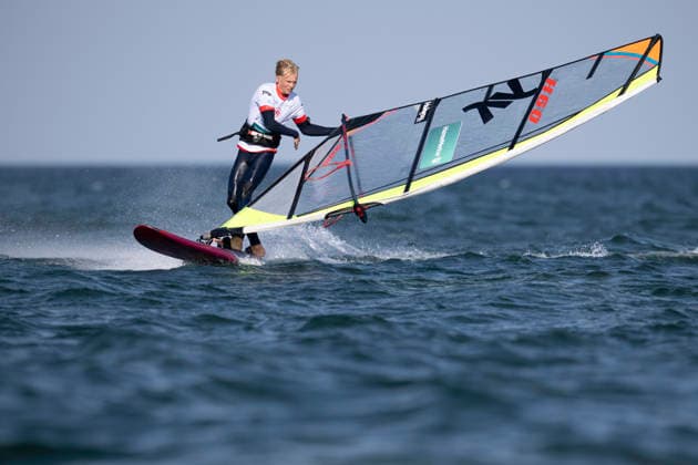 PWA - Citroen - World Windsurfing Tour Sylt 2026 - Tag 2 Freestyle Men - Slalom Men Training; Sylt Westerland, 27.09.2026 H 60 Tim Gerdes; PWA - Citroen - World Windsurfing Tour Sylt 2026 - Tag 2 Freestyle Men - Slalom Men Training am 27.09.2026 vor dem Brandenburger Strand - Motorboot auf Sylt Westerland (Deutschland). Copyright: xBEAUTIFULxSPORTS AndreasxDickx