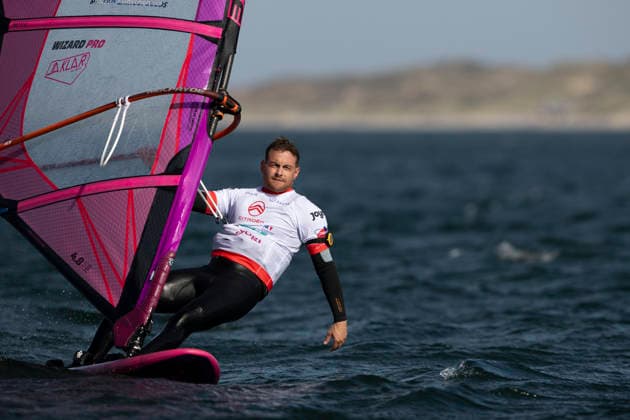PWA - Citroen - World Windsurfing Tour Sylt 2026 - Tag 2 Freestyle Men - Slalom Men Training; Sylt Westerland, 27.09.2026 Manolis Chrysopoulos (Freestyle Men, Greece, GRE-374); PWA - Citroen - World Windsurfing Tour Sylt 2026 - Tag 2 Freestyle Men - Slalom Men Training am 27.09.2026 vor dem Brandenburger Strand - Motorboot auf Sylt Westerland (Deutschland). Copyright: xBEAUTIFULxSPORTS AndreasxDickx