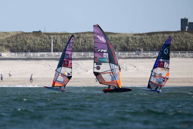 PWA - Citroen - World Windsurfing Tour Sylt 2026 - Tag 2 Freestyle Men - Slalom Men Training; Sylt Westerland, 27.09.2026 Matteo Iachino (Slalom Foil Men, Italy, ITA-140); Pierre Macquaert (Slalom Foil Men, France, FRA-945); Jordy Vonk (Slalom Foil Men, Netherlands, NED-69); PWA - Citroen - World Windsurfing Tour Sylt 2026 - Tag 2 Freestyle Men - Slalom Men Training am 27.09.2026 vor dem Brandenburger Strand - Motorboot auf Sylt Westerland (Deutschland). Copyright: xBEAUTIFULxSPORTS AndreasxDickx